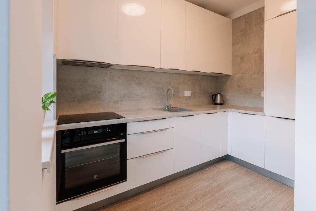 Stylish Apartment Retreat Братислава Екстериор снимка
